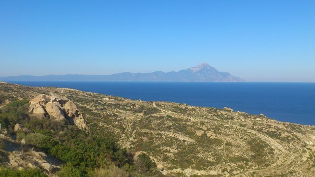 Blick von der Sithonia-Halbinsel in Chalkidiki auf den berg Athos