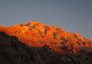 Letzte Sonnenstrahlen am Aconcagua vom Basislager aus gesehen