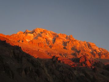 Letzte Sonnenstrahlen am Aconcagua vom Basislager aus gesehen