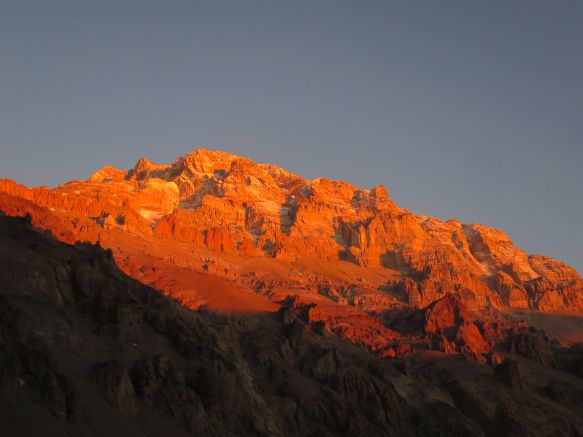 Letzte Sonnenstrahlen des Tages am Aconcagua vom Basislager aus gesehen