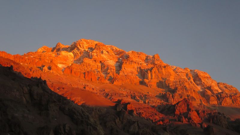 Letzte Sonnenstrahlen des Tages am Aconcagua vom Basislager aus gesehen