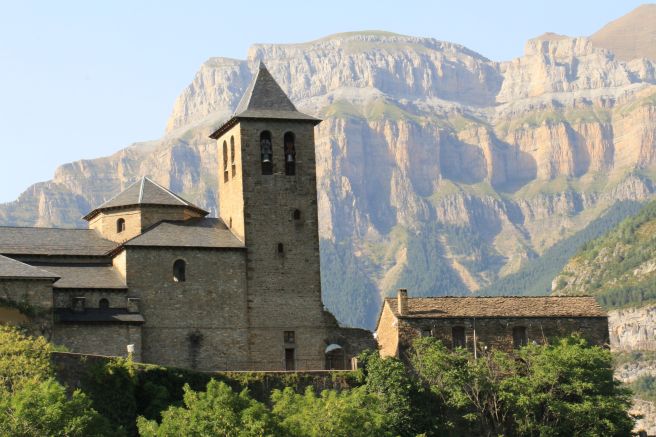 Kirche in Torla vor den Bergmassiven der Pyrenäen