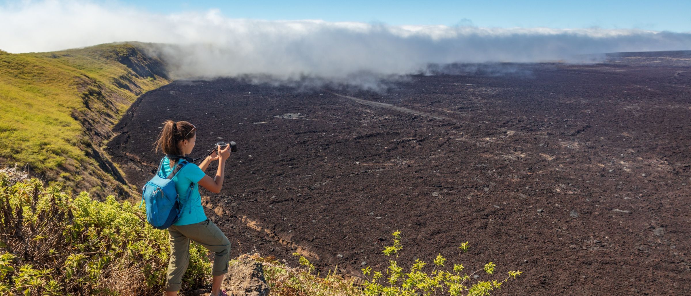 Galapagos Wanderin macht Fotos von der Caldera des Sierra Negra Vulkans, Galapagos Insel, Ecuador.