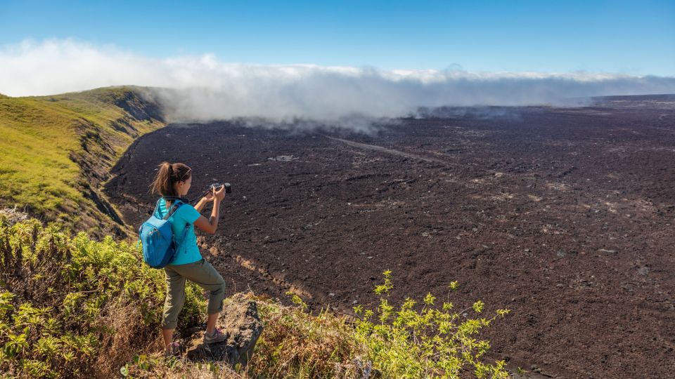 Galapagos Wanderin macht Fotos von der Caldera des Sierra Negra Vulkans, Galapagos Insel, Ecuador.