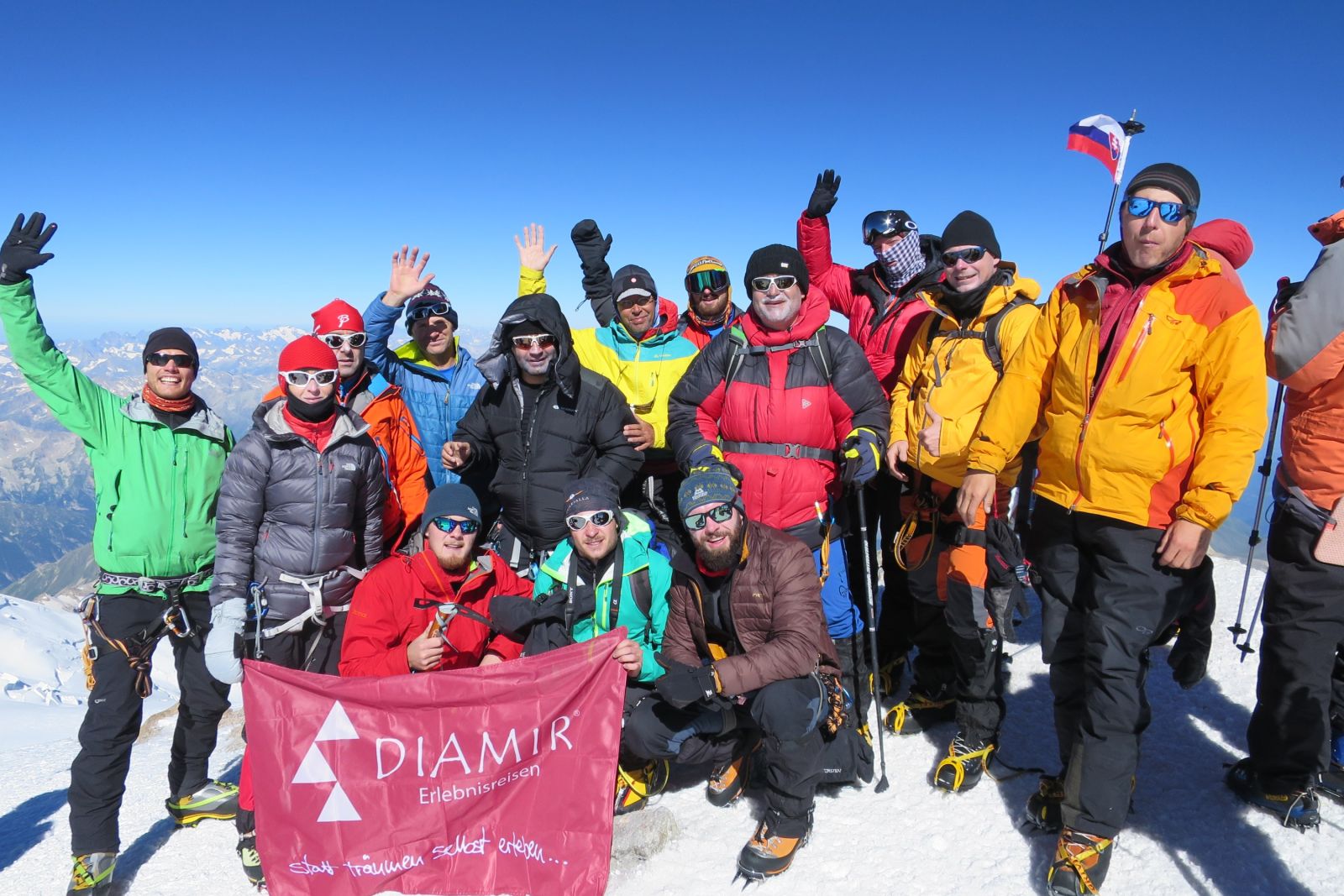 Überglückliche Bergsteiger auf dem Gipfel des Elbrus