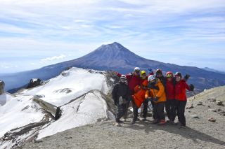 DIAMIR Gruppe auf dem Gipfel des Iztaccihuatl mit herrlichen blick auf den aktiven Popocatepetl
