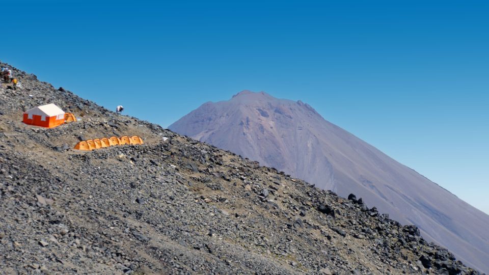 Blick über das Hochlager zum Kleinen Ararat (3896 m)