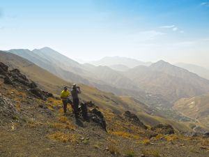 Blick beim Aufstieg am Kolun Bastak ins Tal zum Skiort Shemshak