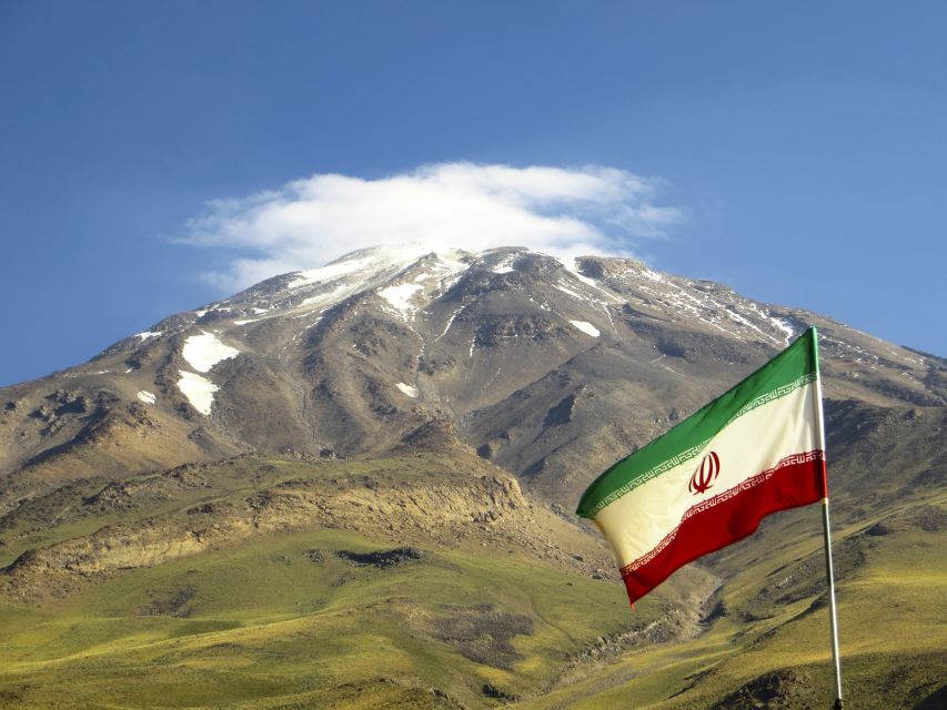Die Flagge des Iran weht vor dem mächtigen Gipfel des Damavand
