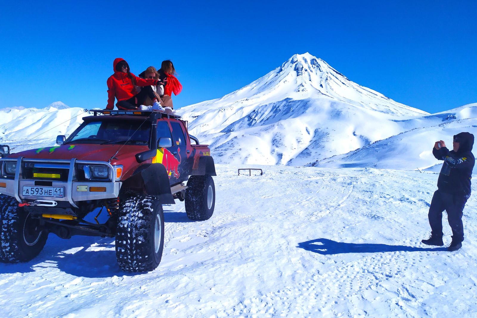 RUS_2021_6BEA_Winter_in_Kamtschatka_ Jeep_und_Menschen_vor Vulkan.jpg