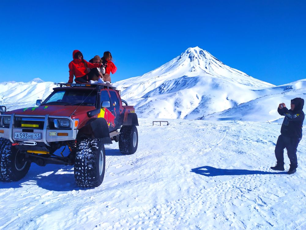 RUS_2021_6BEA_Winter_in_Kamtschatka_ Jeep_und_Menschen_vor Vulkan.jpg