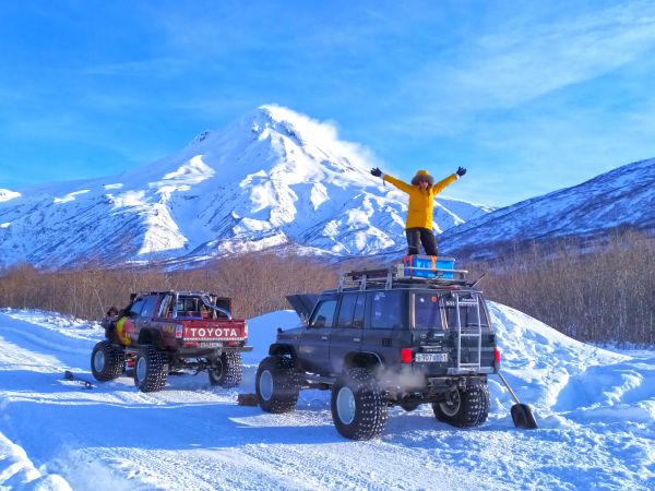 Winter in Kamtschatka –  Jeeps vor einem Vulkan © Diamir