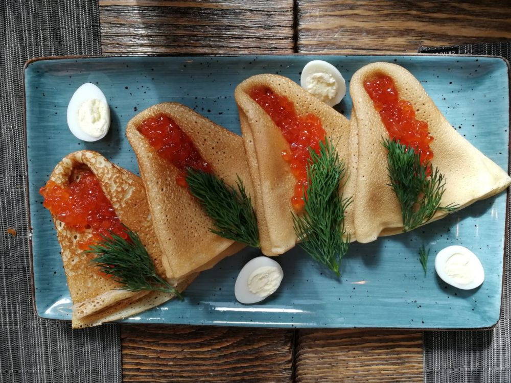 Blinis und Kaviar im Restaurant auf Kamtschatka