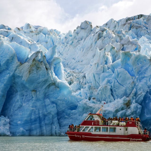 Schiff vor dem Grey-Gletscher im Nationalpark Torres del Paine