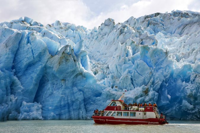Schiff vor dem Grey-Gletscher im Nationalpark Torres del Paine © Diamir
