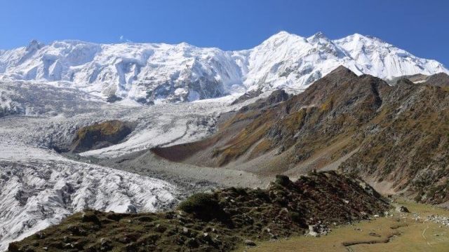Mit fast 7800 Metern erhebt sich der Rakaposhi etwa 5000m über das Hunza-Tal.