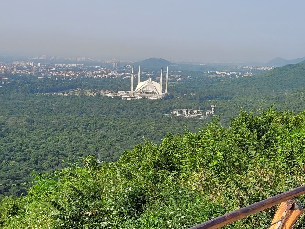 Blick vom Daman-e-Koh auf die Faisal-Moschee in Islamabad
