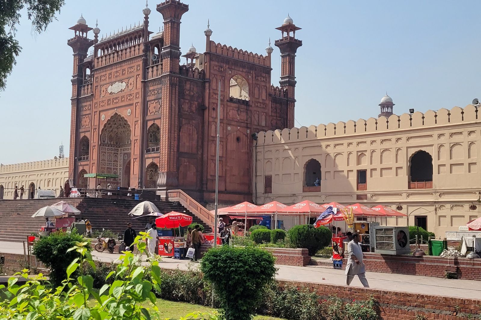 Eingangsportal der Badshahi-Moschee in Lahore
