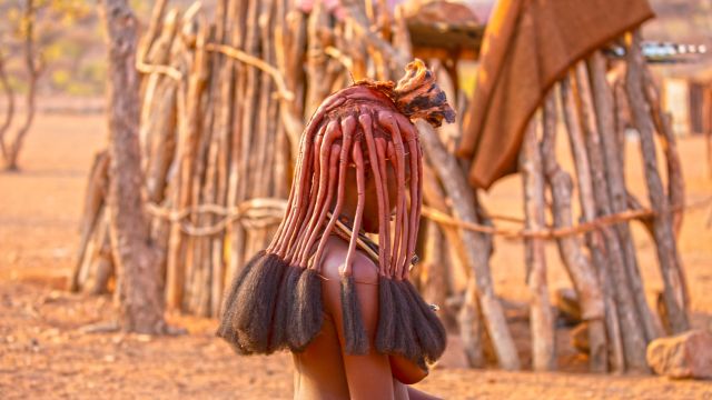 Himbafrau mit traditioneller Frisur in der Region Kaokoveld