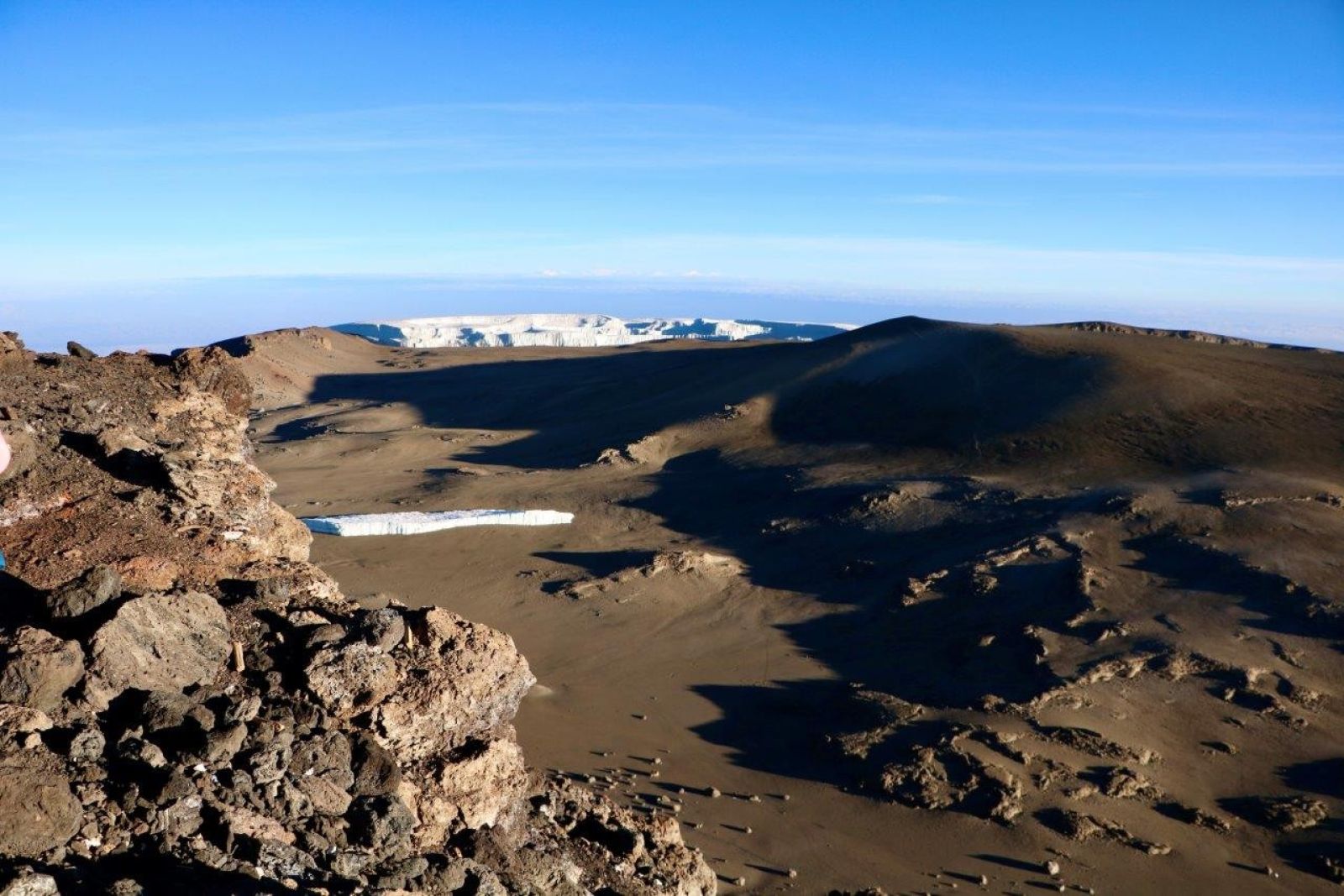 Der imposante Krater des Kibo mit den Gletschern im Hintergrund
