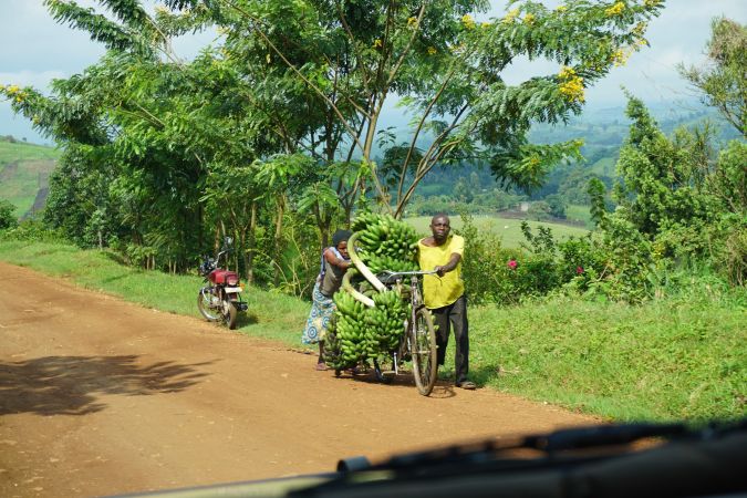 Dorfszene in Uganda © Diamir