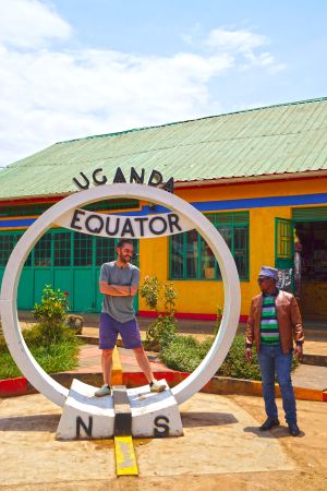 Michél Pretzsch am Äquator in Uganda © Diamir