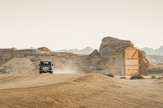 Fahrzeug vor Hegra in Saudi-Arabien
