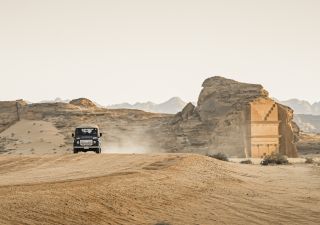 Fahrzeug vor Hegra in Saudi-Arabien