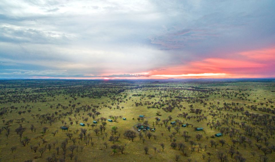 Blick auf das Serengeti View Camp in der Savanne