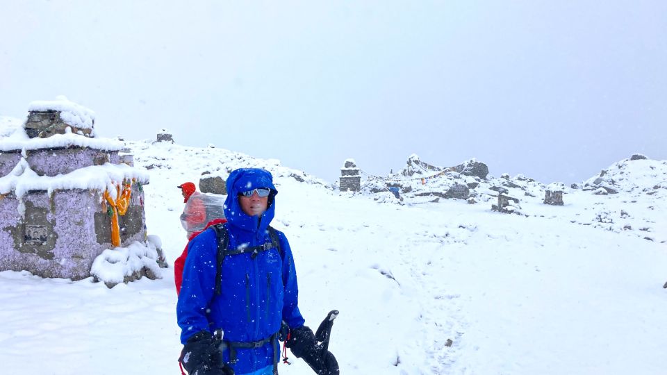 Plötzlicher und intensiver Schneefall auf dem Weg zum Kongma-La-Pass