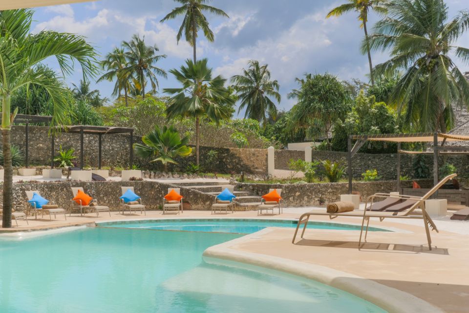 Die schöne Terrasse am Pool des Zanzibar Pearl