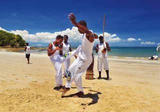 Capoeira-Vorführung am Strand