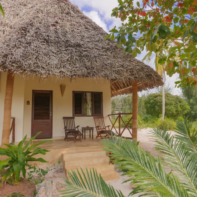 Terrasse im Zanzibar Pearl inmitten tropischer Vegetation