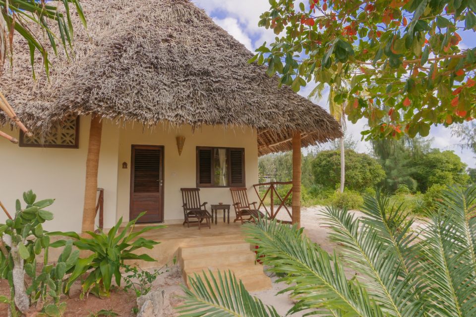 Terrasse im Zanzibar Pearl inmitten tropischer Vegetation