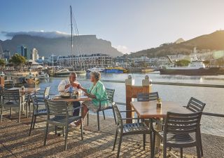 Golden Hour zu zweit in Hafen Nähe, Szenen der Victoria &amp; Alfred Waterfront Kapstadt