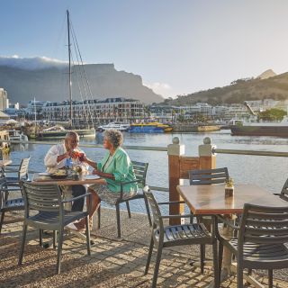 Golden Hour zu zweit in Hafen Nähe, Szenen der Victoria &amp; Alfred Waterfront Kapstadt