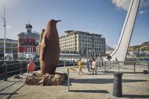 Pinguin-Statur uns Swingbridge, Szenen der Victoria & Alfred Waterfront Kapstadt