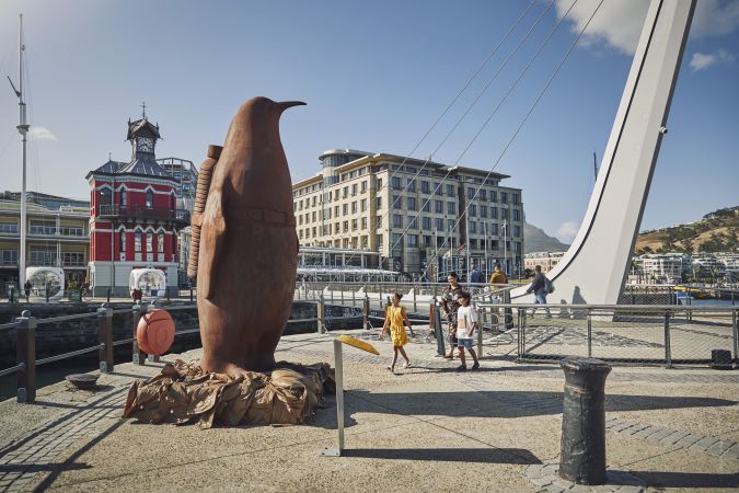 Pinguin-Statur uns Swingbridge, Szenen der Victoria & Alfred Waterfront Kapstadt © Diamir