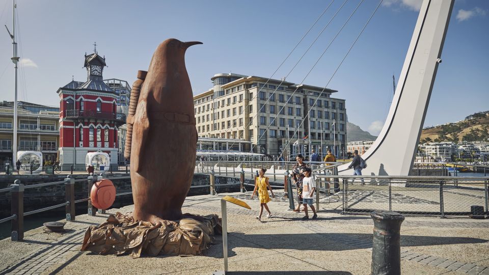 Pinguin-Statur und Swingbridge, Szenen der Victoria &amp; Alfred Waterfront Kapstadt