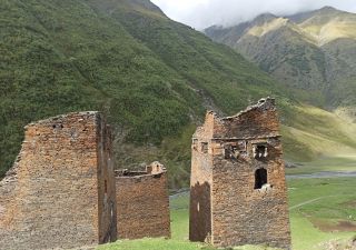 Die Ruine einer georgischen Wehrturmanlage, Georgien – Tuschetien
