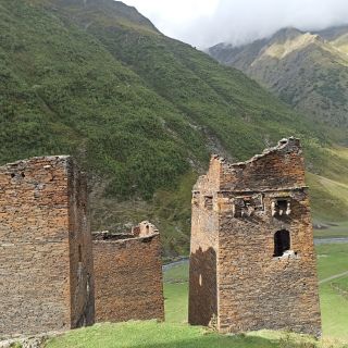 Die Ruine einer georgischen Wehrturmanlage, Georgien – Tuschetien