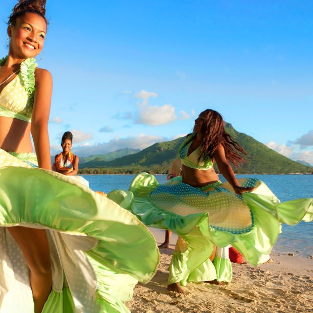 Sega Tänzerinnen am Strand auf Mauritius