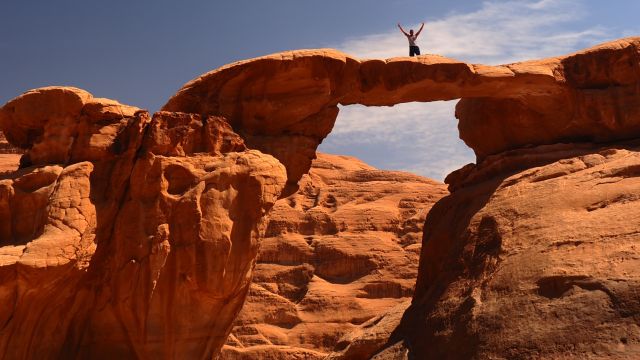 Mutige Kletterer auf den bizarren Felsformationen, die oben aus porösem Sandstein bestehen im Wadi Rum