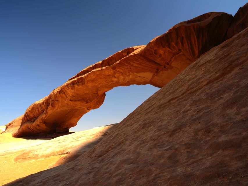Felsteinwende bestehend aus Sandstein im Wadi Rum,  das größte Wadi in Jordanien.
