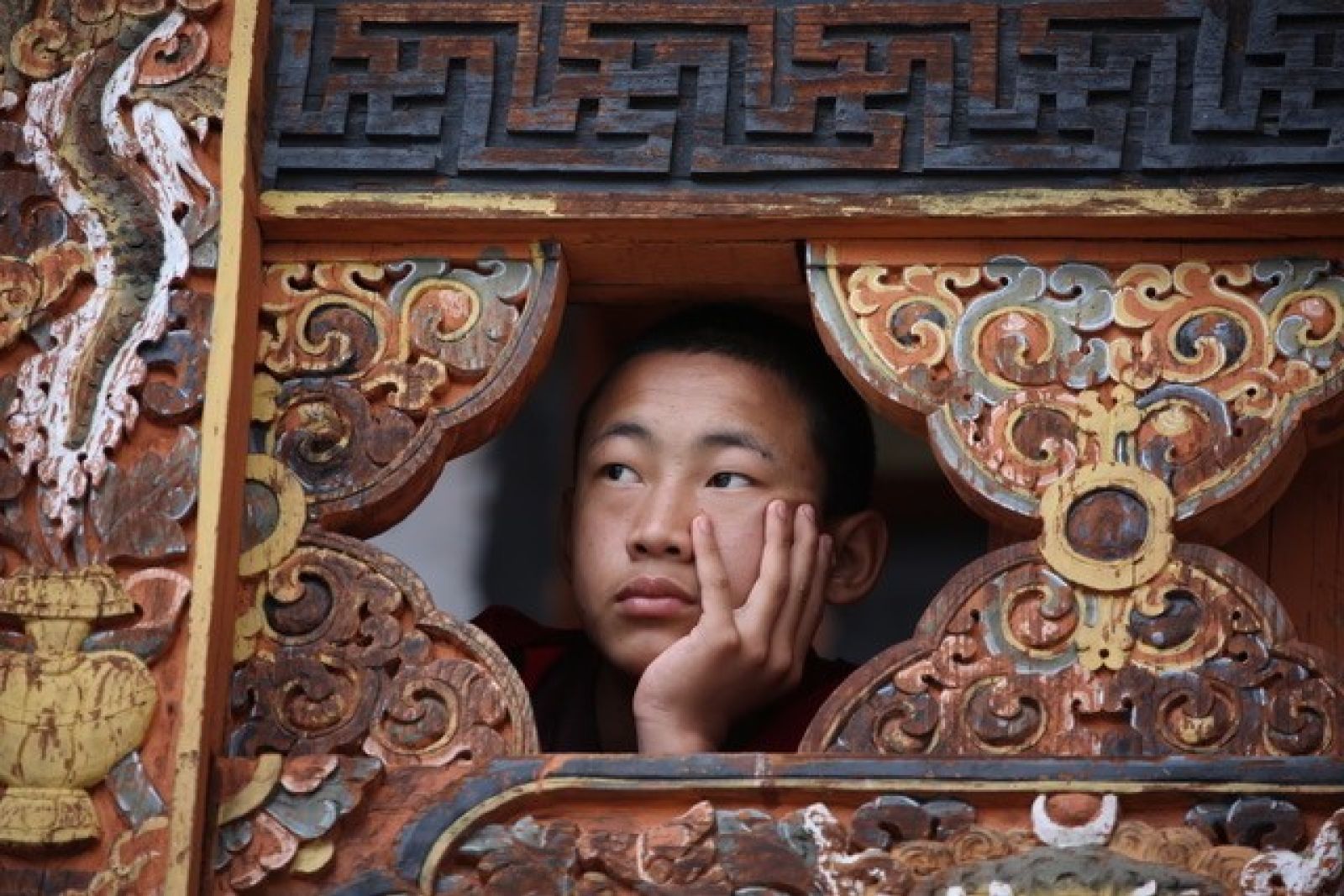 Mönch aus Bhutan sinniert