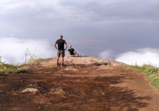 Wanderer geniessen Ausblick vom Irente Viewpoint in den Usambara-Bergen