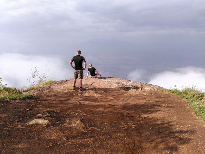 Wanderer geniessen Ausblick vom Irente Viewpoint in den Usambara-Bergen