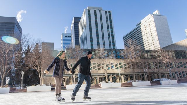 Schlittschuhläufer vor der Edmonton City Hall