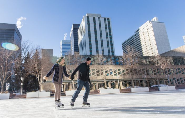 Schlittschuhläufer vor der Edmonton City Hall © Diamir