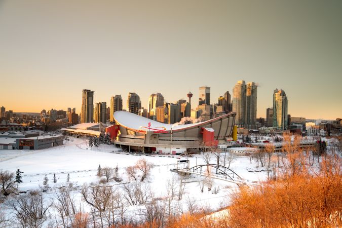 Blick über den zugefrorenen Bow River auf die Downtown von Calgary und den Saddle Dome, Scotman's Hill © Diamir
